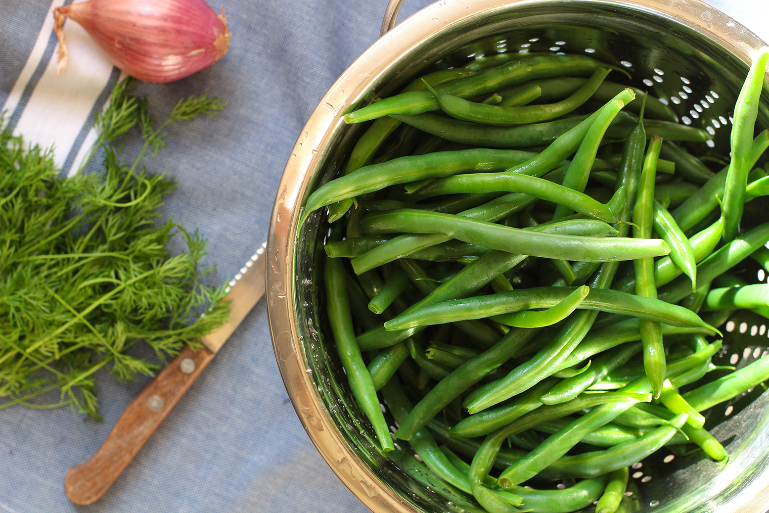 Apple Cider Green Beans with shallots & dill - an easy vegan & gluten free holiday side